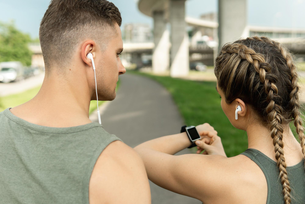 mujeres-comprobando-rastreador-fitness